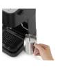 DELONGHI EC230.BK Stilosa manu&aacute;lis eszpressz&oacute; k&aacute;v&eacute;főző, 1100W, v&iacute;ztart&aacute;ly: 1L, Fekete EC230.BK
