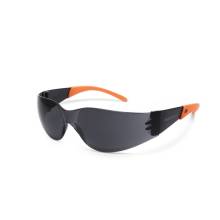 Munkav&eacute;delmi szem&uuml;veg UV v&eacute;dett Sz&uuml;rke/F&uuml;st 10381GY